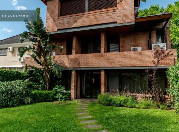 Casa · 747m² · 9 Ambientes · 3 Cocheras · Impactante Casa en Venta en Martínez con Cinco Dorm., Jardin y Piscina.