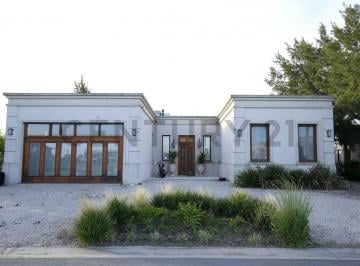 Casa · 300m² · 4 Ambientes · 4 Cocheras · Casa en Venta en Puerto Nizuc a La Laguna