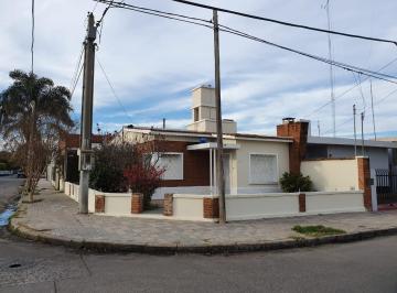 Casa · 96m² · 5 Ambientes · 1 Cochera · Casa Sobre Ernesto Soneira Al 2600, Barrio La France