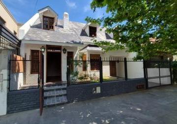 Casa · 229m² · 3 Dormitorios · 1 Cochera · Impecable Casa en Carlos Pellegrini