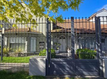 Casa · 320m² · 3 Dormitorios · 2 Cocheras · Chalet en Venta. Zona Guemes. Sobre Lote de 925 m.