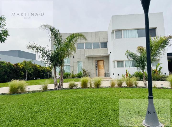 Casa · 450m² · 8 Ambientes · 3 Cocheras