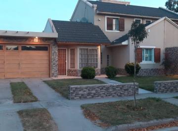 Casa · 141m² · 5 Ambientes · 2 Cocheras · Venta Casa en Republica Argentina 710. Centenario