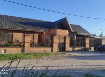 Casa · 250m² · 5 Ambientes · 2 Cocheras · Distinguida Propiedad Sobre Amplio Lote