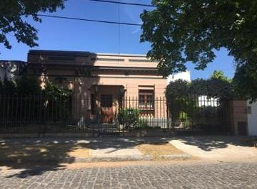 Casa · 236m² · 1 Cochera · Excelente Casa de Estilo en Adrogué