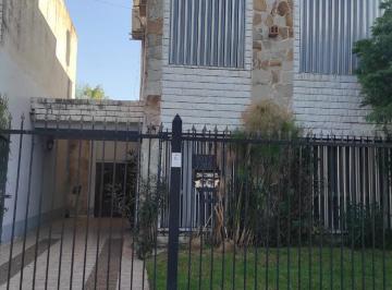 Casa · 200m² · 5 Ambientes · 2 Cocheras · Inmejorable Ubicacion Comercial en Fisherton