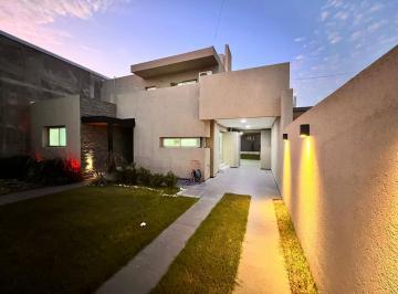 Casa · 100m² · 6 Ambientes · 2 Cocheras · Casa en Tierra de Sueños 2