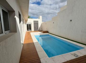 Casa · 155m² · 4 Ambientes · 2 Cocheras · Casa en Venta Barrio Molina Campos