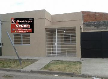 Casa de 3 ambientes, Morón · Venta - Casa 3 Ambientes - Doble Porton de Acceso - Garage - Terraza - Jardin