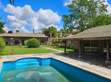 Casa · 230m² · 4 Ambientes · 3 Cocheras · Casa en Venta - Centro de Maschwitz