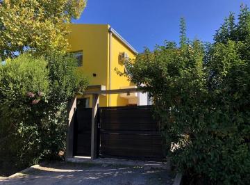 Casa de 3 ambientes, La Plata · Casa en Venta en Barrio Angosto (Semi Cerrado)