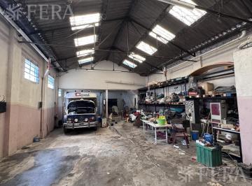 Bodega-Galpón · 343m² · 3 Ambientes · Venta de Casa con Galpón en Lomas de Zamora