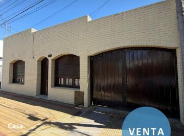 Casa · 90m² · 6 Ambientes · 1 Cochera · Casa de Dos Dorm. y Garage Pasante La Venta en Calle Roca 200