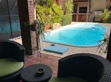 Casa · 240m² · 6 Ambientes · Casa en Venta a Una Cuadra de La Av Espora y a Una Cuadra de La Estación!