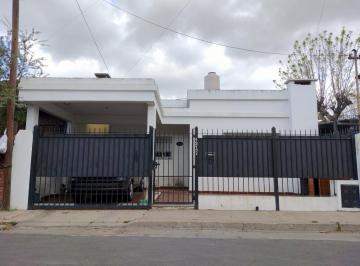 Casa · 103m² · 4 Ambientes · 1 Cochera · Casa en Venta a 200 m de Av Espora!