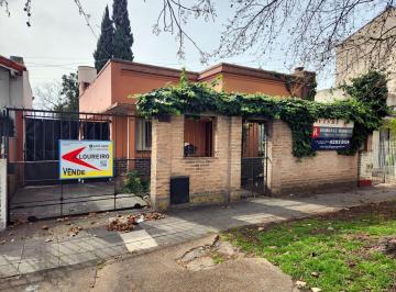 Casa · 200m² · 4 Ambientes · Excelente Casa en Venta a m de Av Almirante Brown!