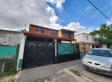 Casa · 180m² · 5 Ambientes · Casa en Venta a 2 Cuadras de Av H. Yrigoyen!