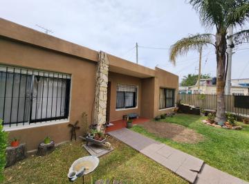 Casa · 130m² · 3 Ambientes · 1 Cochera · Hermosa Casa Em Venta a 100 m de Av Yrigoyen y 100 m de Av Monteverde!