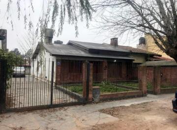Casa · 120m² · 3 Ambientes · Amplio Chalet en Venta en Venta a 2 Cuadras de Av Espora!
