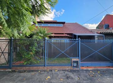 Casa · 110m² · 4 Ambientes · Hermoso Chalet en Venta a 200 m de Av Espora!