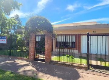 Casa · 130m² · 4 Ambientes · 1 Cochera · Casa en Burzaco Oeste
