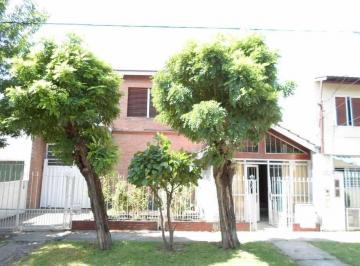 Casa · 140m² · 5 Ambientes · 1 Cochera · Hermoso Chalet en Venta a 150 m de Alsina y 150 m de Goyena!