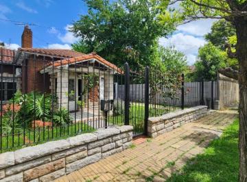 Casa · 128m² · 3 Ambientes · 1 Cochera · Hermoso Chalet en Venta en Burzaco a Solo Una Cuadra de Av Espora y a 50 m de Alsina!