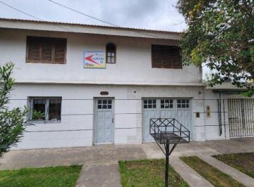 Casa · 143m² · 6 Ambientes · Amplio Chalet en Venta Edificado en Dos Plantas, Ubicado a 50 m de Av 2 de Abril, 150 m de Av m