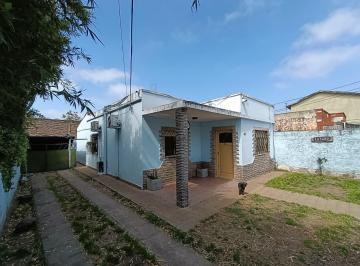 Casa · 88m² · 4 Ambientes · 2 Cocheras · Casa en Venta en Loma Verde