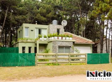Casa de 4 ambientes, Nueva Atlantis · Chalet: Quinteros N° 3186 E/ Blanco y Suarez - Nueva Atlantis - C995