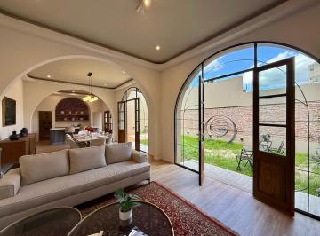 Casa · 203m² · 7 Ambientes · 1 Cochera · Casa Venta Tres Dorm., Lourdes, con Jardin Pileta