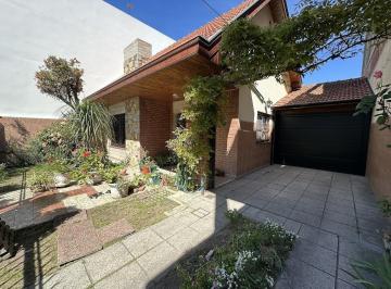 Casa · 185m² · 4 Ambientes · 4 Cocheras · Chalet Sobre Av Mosconi, Sobre Lote 357 m²