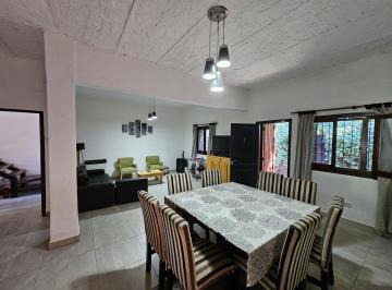 Casa · 260m² · 6 Ambientes · 2 Cocheras · Venta Casa de 4 Dorm. en Fisherton.