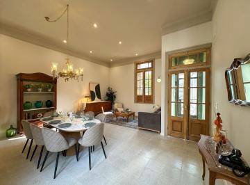 Casa · 151m² · 6 Ambientes · 1 Cochera · Casa de Diseño en Pichincha
