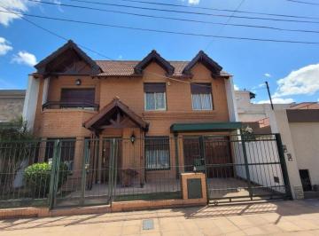 Casa de 5 ambientes, Morón · Excelente Chalet de 5 Ambientes con Garaje Para Varios Autos en El Corazón de B° Guemes.