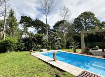 Casa · 150m² · 5 Ambientes · Casa en Alquiler Carilo