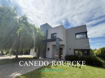 Casa · 230m² · 5 Ambientes · 242 Cocheras · Casa en Barrio Santa Juana