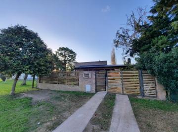 Casa · 100m² · 3 Ambientes · 2 Cocheras · Casa en Venta en Pueblo Esther de 2 Dorm., Cochera, Jardín, 2 Baños!