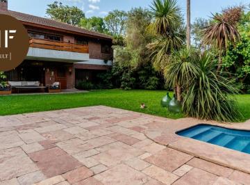 Casa · 570m² · 7 Ambientes · 5 Cocheras · Sensacional Casa en Venta Ubicada en Martínez con un Estupendo Jardín y Piscina.