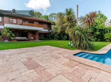Casa · 570m² · 7 Ambientes · 5 Cocheras · Sensacional Casa en Venta Ubicada en Martínez con un Estupendo Jardín y Piscina.
