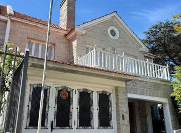 Casa · 320m² · 5 Ambientes · 1 Cochera · Excelente Residencia en Venta
