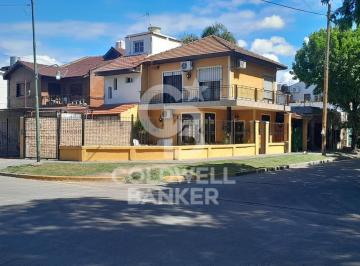 Casa · 130m² · 4 Ambientes · 4 Cocheras · Venta Casa 4 Ambientes en Villa Adelina con Garaje y Patio