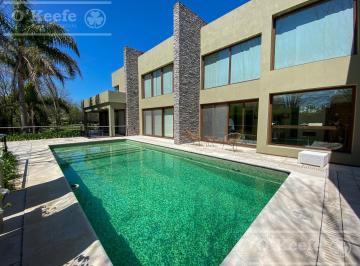 Casa · 319m² · 10 Ambientes · 6 Cocheras · Casa en Venta en Abril Club de Campo Hudson Berazategui, Fondo Golf