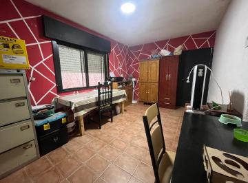 Casa · 80m² · 4 Ambientes · 1 Cochera · Venta Casa Tiro Suizo Rosario Dos Dorm. Galpon Gran Patio