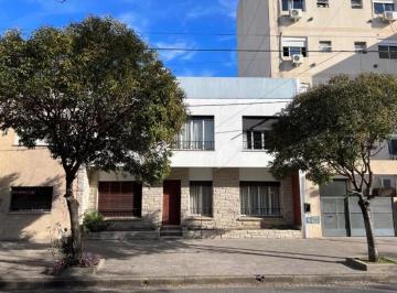 Casa · 181m² · 5 Ambientes · 1 Cochera · Venta de Casa 3 Dorm., La Plata