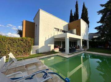 Casa · 165m² · 5 Ambientes · 2 Cocheras · Hermosa Casa de Diseño en Venta en Venado 1