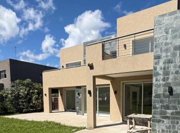 Casa · 200m² · 4 Ambientes · 2 Cocheras · Casa en Venta en Barrio San Matias, Escobar