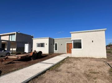 Casa · 166m² · 4 Ambientes · 2 Cocheras · Venta Casa 4 Amb B° San Sebastian Area 8 C/pileta