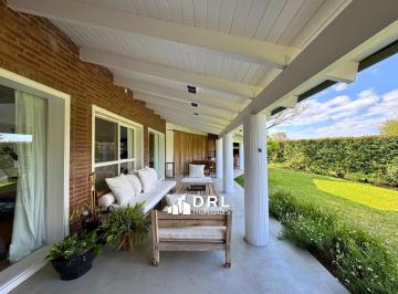 Casa · 600m² · 7 Ambientes · 2 Cocheras · Casa en Venta en Lomas de La Carolina