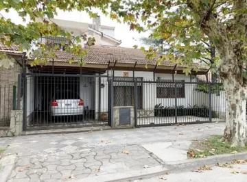 Casa · 210m² · 6 Ambientes · 1 Cochera · Casa en Monte Grande